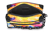 Louis Vuitton Mini Soft Trunk Sunset Monogram Multicolor en toile Monogram multicolore avec détails métalliques noirs et forme rectangulaire compacte.