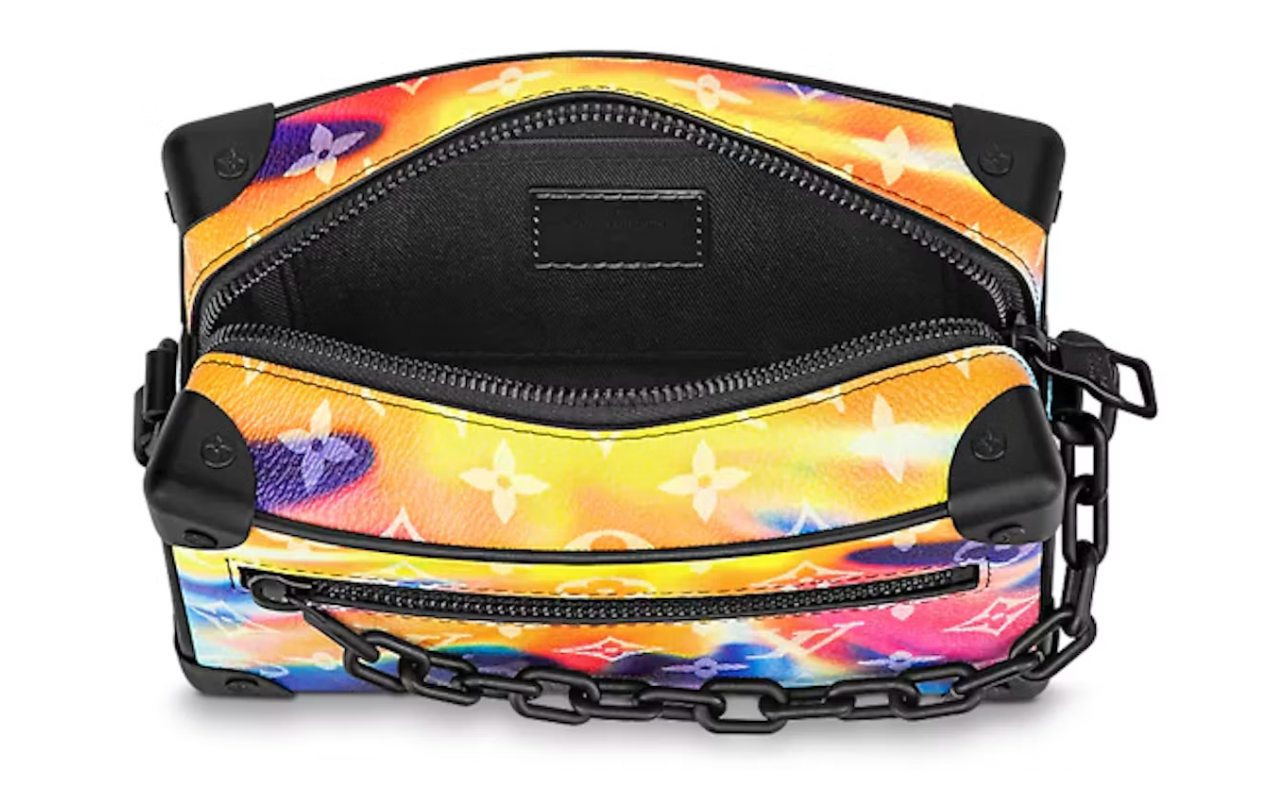 Louis Vuitton Mini Soft Trunk Sunset Monogram Multicolor en toile Monogram multicolore avec détails métalliques noirs et forme rectangulaire compacte.