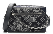 Louis Vuitton Monogram Tapestry Mini Soft Trunk bleu et blanc, avec motif Monogram texturé, détails en cuir bleu et chaînes métalliques argentées.