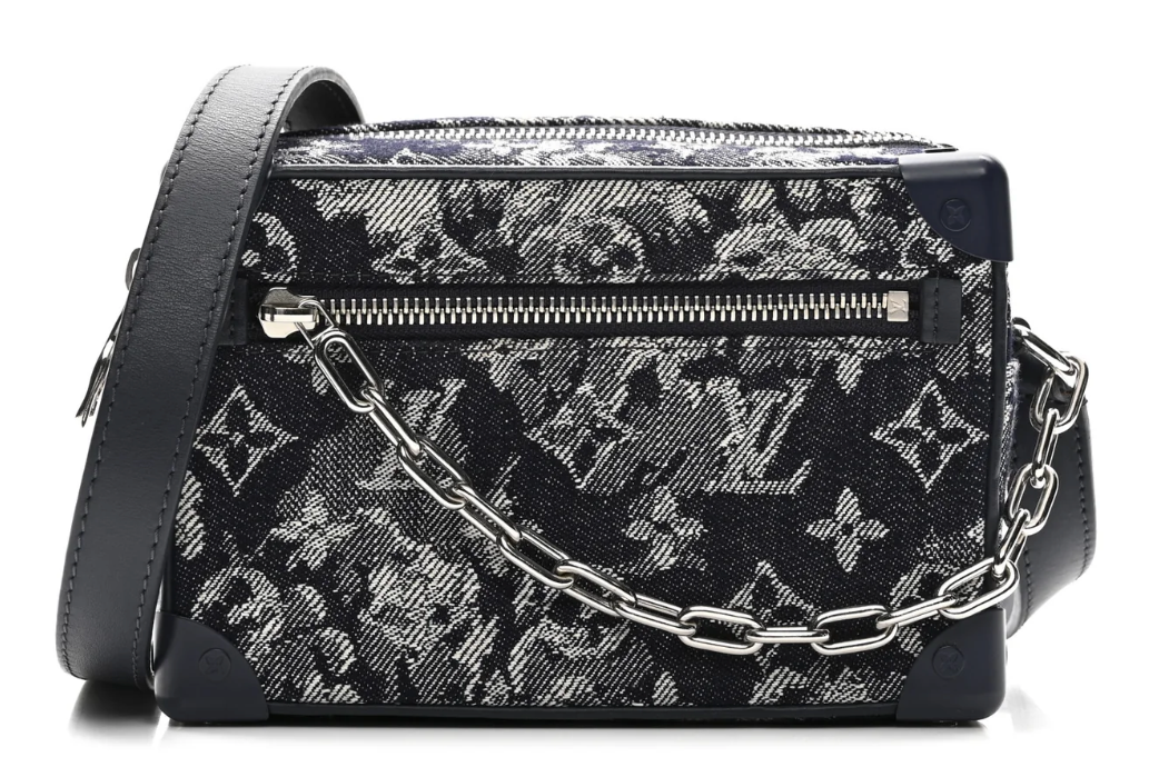 Louis Vuitton Monogram Tapestry Mini Soft Trunk bleu et blanc, avec motif Monogram texturé, détails en cuir bleu et chaînes métalliques argentées.