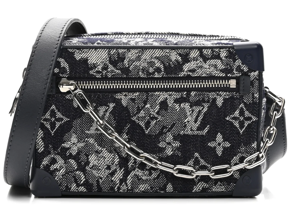 Louis Vuitton Monogram Tapestry Mini Soft Trunk bleu et blanc, avec motif Monogram texturé, détails en cuir bleu et chaînes métalliques argentées.