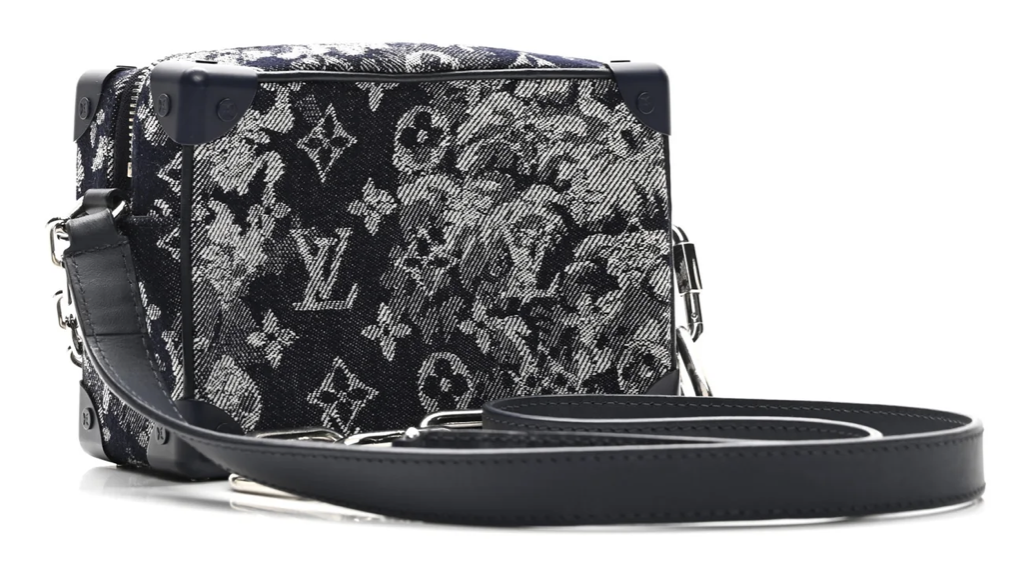 Louis Vuitton Monogram Tapestry Mini Soft Trunk bleu et blanc, avec motif Monogram texturé, détails en cuir bleu et chaînes métalliques argentées.