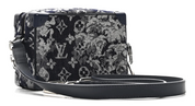 Louis Vuitton Monogram Tapestry Mini Soft Trunk bleu et blanc, avec motif Monogram texturé, détails en cuir bleu et chaînes métalliques argentées.