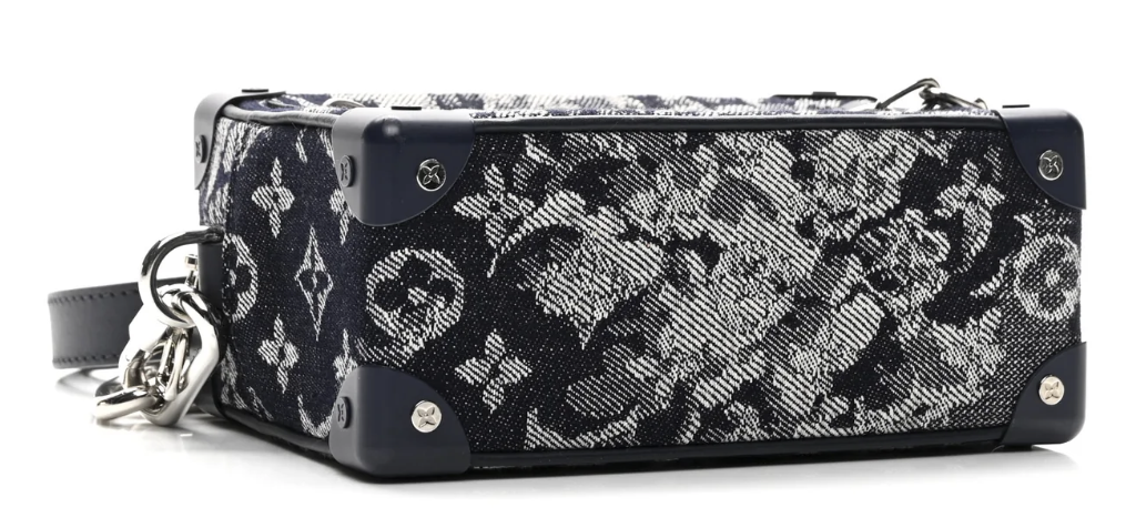 Louis Vuitton Monogram Tapestry Mini Soft Trunk bleu et blanc, avec motif Monogram texturé, détails en cuir bleu et chaînes métalliques argentées.