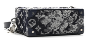 Louis Vuitton Monogram Tapestry Mini Soft Trunk bleu et blanc, avec motif Monogram texturé, détails en cuir bleu et chaînes métalliques argentées.