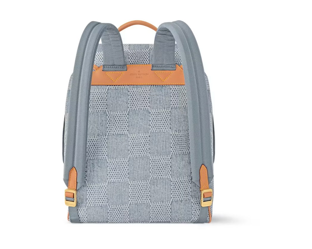 Louis Vuitton Montsouris Backpack Damier Denim 3D Blue Denim, sac à dos Louis Vuitton bleu avec motif Damier Denim 3D texturé et bretelles ajustables.