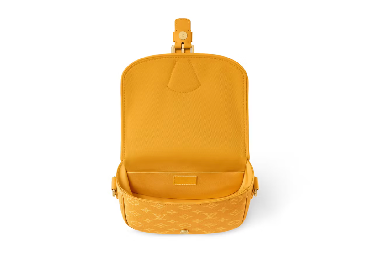Saccoche Louis Vuitton Montsouris Messengerv, jaune, écriture en blanc, vue de l'intérieurs