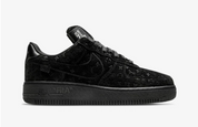 Louis Vuitton Nike Air Force 1 Low By Virgil Abloh Black en suède noir embossé Monogram avec patch Nike Louis Vuitton et semelle Air noire.