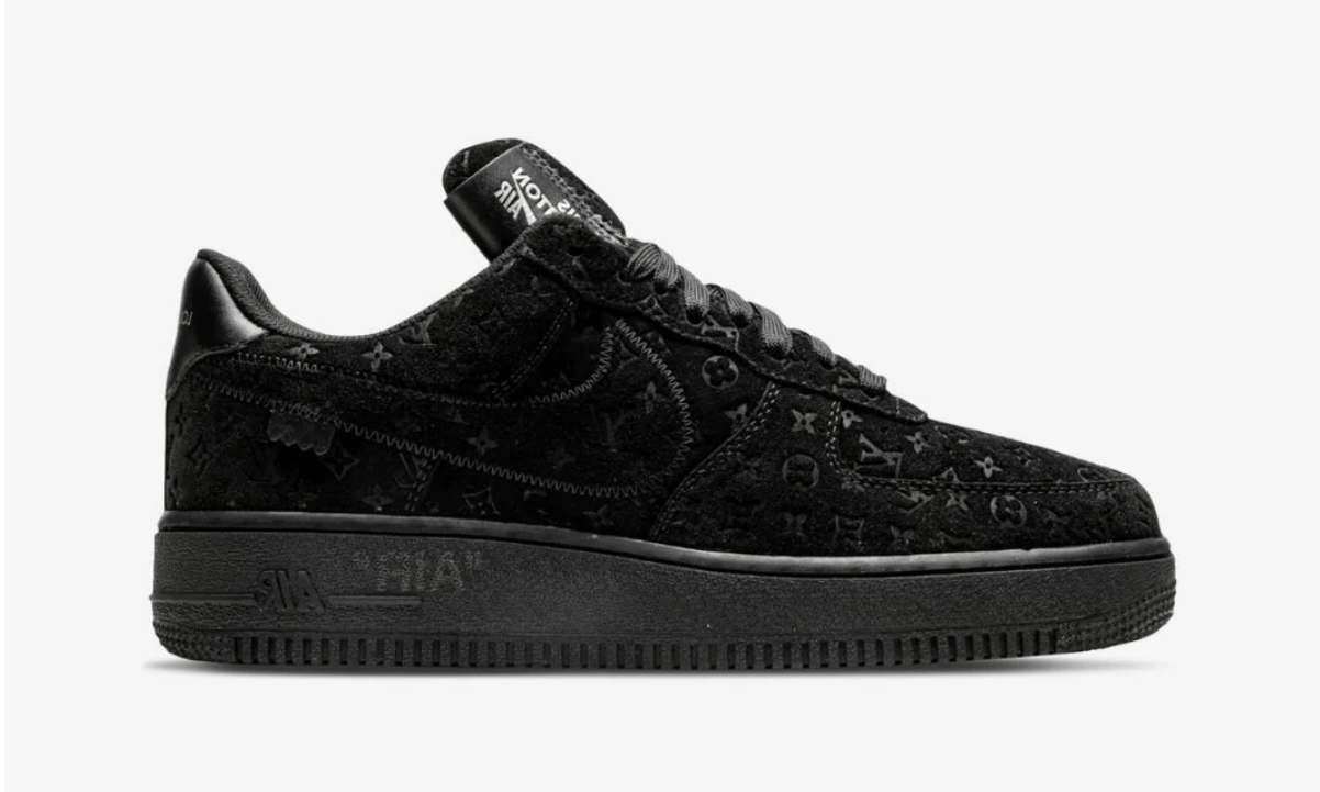 Louis Vuitton Nike Air Force 1 Low By Virgil Abloh Black en suède noir embossé Monogram avec patch Nike Louis Vuitton et semelle Air noire.