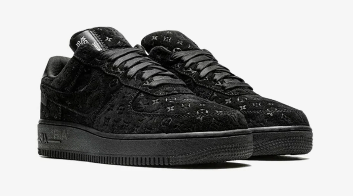 Louis Vuitton Nike Air Force 1 Low By Virgil Abloh Black en suède noir embossé Monogram avec patch Nike Louis Vuitton et semelle Air noire.