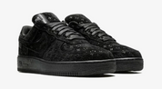 Louis Vuitton Nike Air Force 1 Low By Virgil Abloh Black en suède noir embossé Monogram avec patch Nike Louis Vuitton et semelle Air noire.