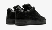 Louis Vuitton Nike Air Force 1 Low By Virgil Abloh Black en suède noir embossé Monogram avec patch Nike Louis Vuitton et semelle Air noire.