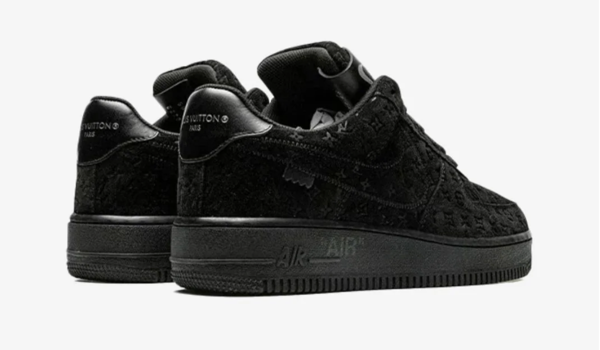 Louis Vuitton Nike Air Force 1 Low By Virgil Abloh Black en suède noir embossé Monogram avec patch Nike Louis Vuitton et semelle Air noire.