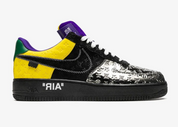 Louis Vuitton Nike Air Force 1 Low By Virgil Abloh Black Metallic Silver avec tige noire, détails argentés, jaunes et bleus et silhouette Air Force 1.