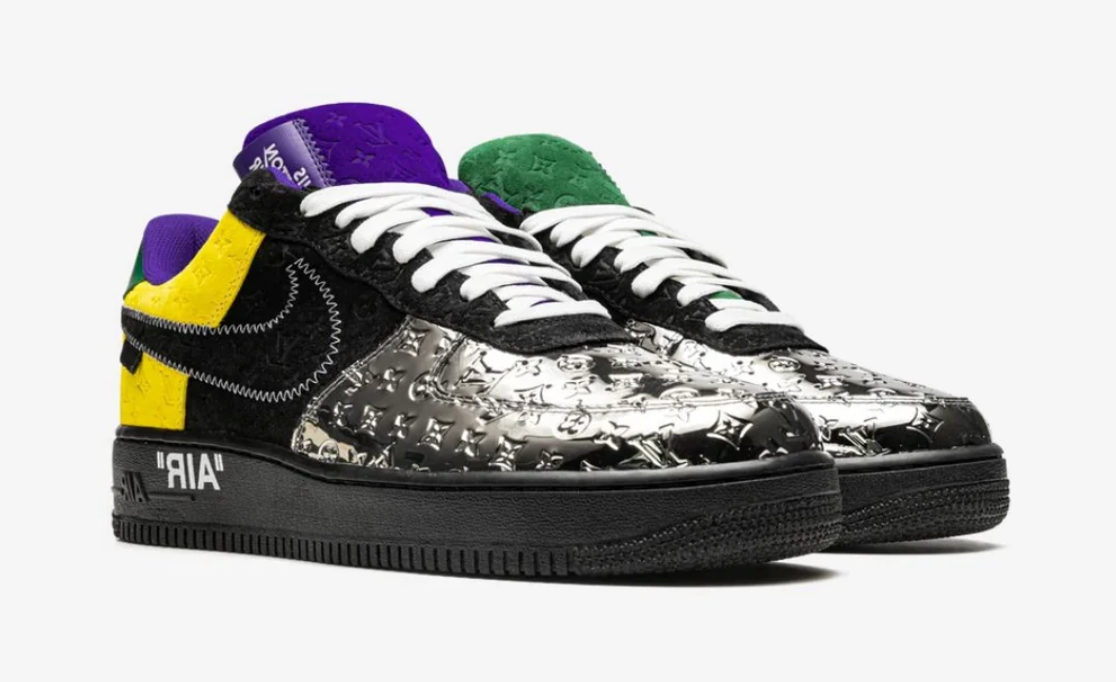 Louis Vuitton Nike Air Force 1 Low By Virgil Abloh Black Metallic Silver avec tige noire, détails argentés, jaunes et bleus et silhouette Air Force 1.