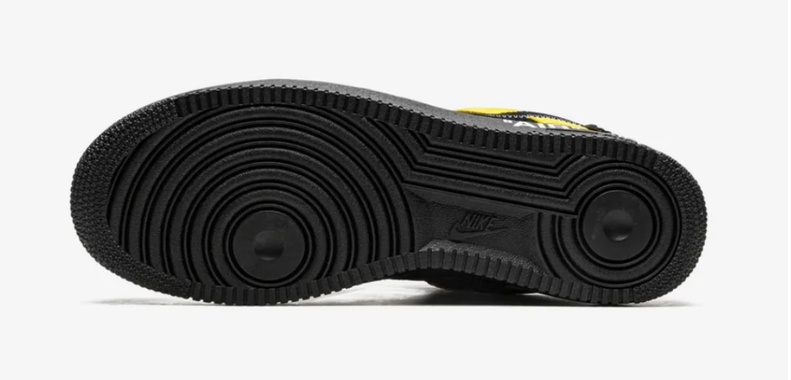 Louis Vuitton Nike Air Force 1 Low By Virgil Abloh Black Metallic Silver avec tige noire, détails argentés, jaunes et bleus et silhouette Air Force 1.