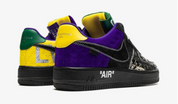 Louis Vuitton Nike Air Force 1 Low By Virgil Abloh Black Metallic Silver avec tige noire, détails argentés, jaunes et bleus et silhouette Air Force 1.