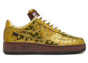Louis Vuitton Nike Air Force 1 Low By Virgil Abloh Metallic Gold avec tige dorée Monogram, Swoosh Nike ton sur ton et semelle contrastante.