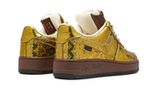 Louis Vuitton Nike Air Force 1 Low By Virgil Abloh Metallic Gold avec tige dorée Monogram, Swoosh Nike ton sur ton et semelle contrastante.