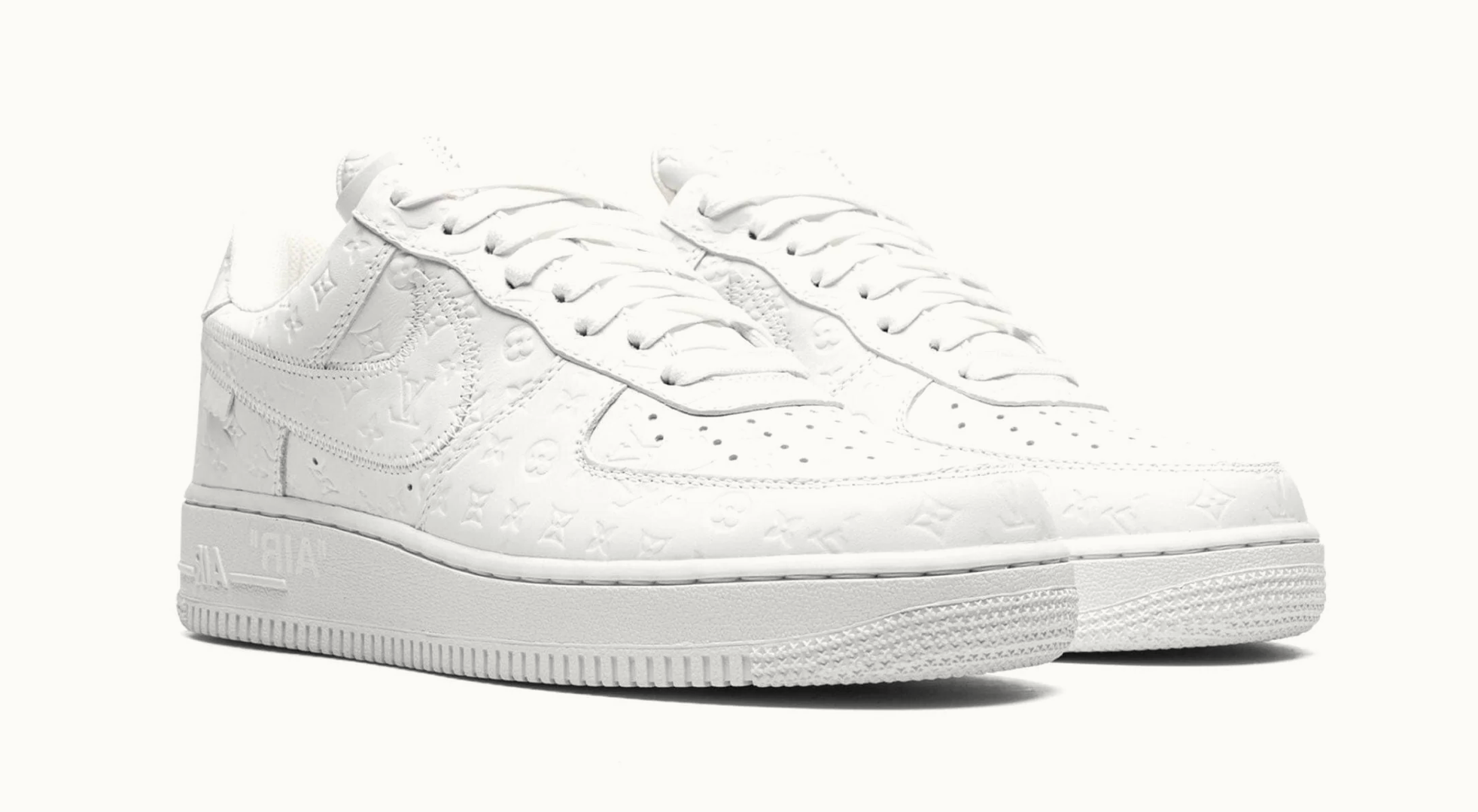 Louis Vuitton Nike Air Force 1 Low By Virgil Abloh White en cuir blanc Monogram avec Swoosh ton sur ton, détails dorés et semelle Air Force 1 blanche.