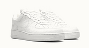 Louis Vuitton Nike Air Force 1 Low By Virgil Abloh White en cuir blanc Monogram avec Swoosh ton sur ton, détails dorés et semelle Air Force 1 blanche.
