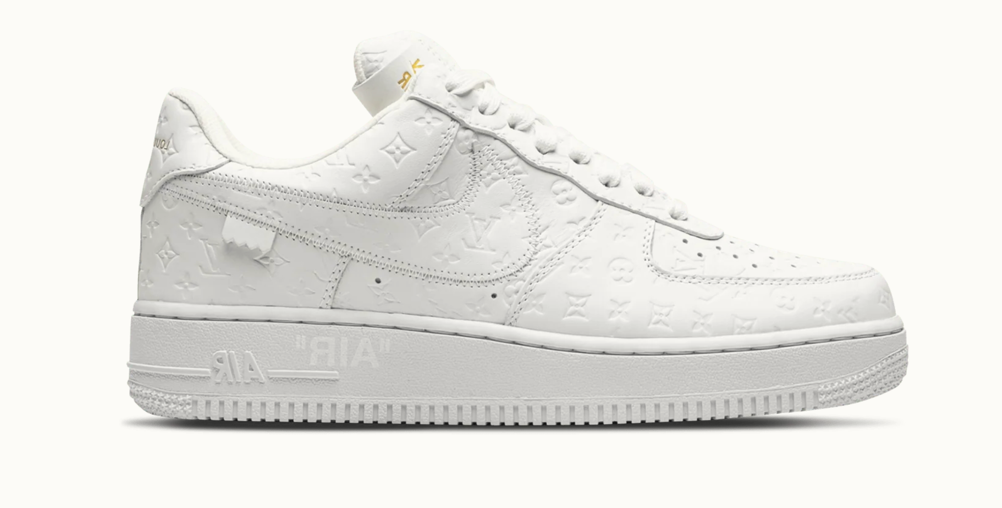 Louis Vuitton Nike Air Force 1 Low By Virgil Abloh White en cuir blanc Monogram avec Swoosh ton sur ton, détails dorés et semelle Air Force 1 blanche.