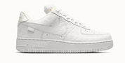 Louis Vuitton Nike Air Force 1 Low By Virgil Abloh White en cuir blanc Monogram avec Swoosh ton sur ton, détails dorés et semelle Air Force 1 blanche.
