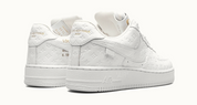 Louis Vuitton Nike Air Force 1 Low By Virgil Abloh White en cuir blanc Monogram avec Swoosh ton sur ton, détails dorés et semelle Air Force 1 blanche.