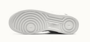 Louis Vuitton Nike Air Force 1 Low By Virgil Abloh White en cuir blanc Monogram avec Swoosh ton sur ton, détails dorés et semelle Air Force 1 blanche.