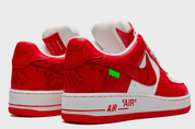 Louis Vuitton Nike Air Force 1 Low By Virgil Abloh White Red avec tige en cuir premium blanc, détails rouges, amorti Nike Air et semelle extérieure en caoutchouc emblématique.