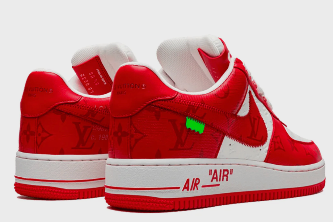 Louis Vuitton Nike Air Force 1 Low By Virgil Abloh White Red avec tige en cuir premium blanc, détails rouges, amorti Nike Air et semelle extérieure en caoutchouc emblématique.