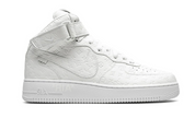 Louis Vuitton Nike Air Force 1 Mid By Virgil Abloh White en cuir de veau blanc Monogram avec bride de cheville, Swoosh ton sur ton et détails dorés.