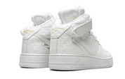 Louis Vuitton Nike Air Force 1 Mid By Virgil Abloh White en cuir de veau blanc Monogram avec bride de cheville, Swoosh ton sur ton et détails dorés.