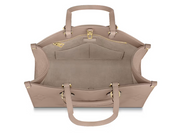 Louis Vuitton Onthego Empreinte MM Turtledove en cuir grainé beige-gris embossé Monogram avec finitions dorées et doubles anses.