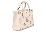 Louis Vuitton Onthego PM Creme/Bois de Rose en cuir embossé Monogram crème et rose, avec finitions dorées, poignées et bandoulière.