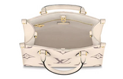 Louis Vuitton Onthego PM Creme/Bois de Rose en cuir embossé Monogram crème et rose, avec finitions dorées, poignées et bandoulière.
