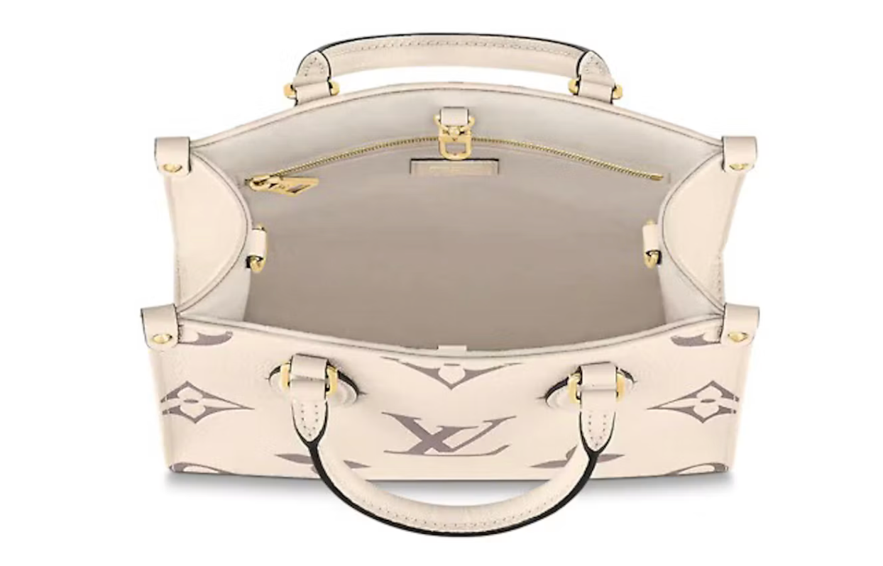 Louis Vuitton Onthego PM Creme/Bois de Rose en cuir embossé Monogram crème et rose, avec finitions dorées, poignées et bandoulière.