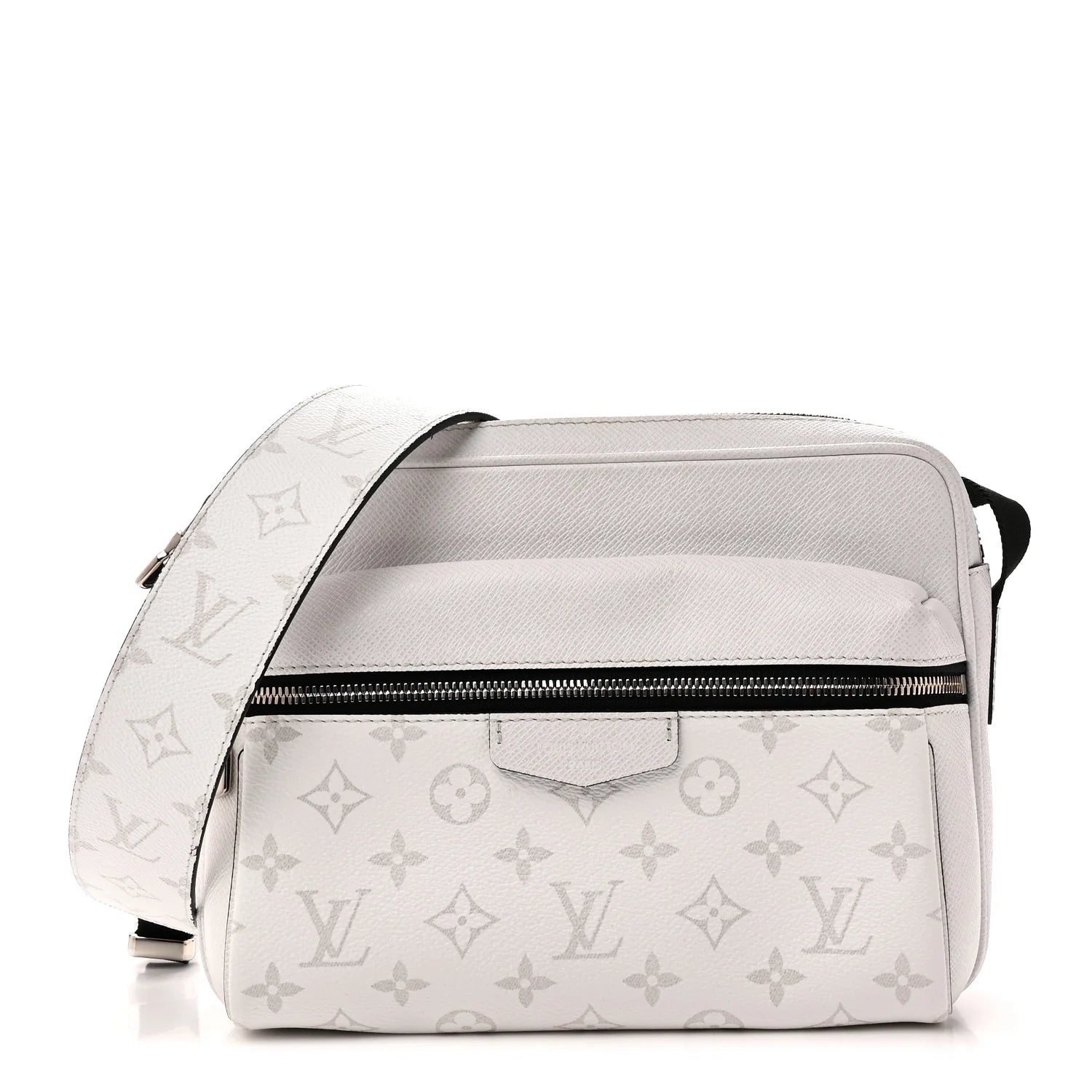 Louis Vuitton Outdoor Messenger Optic White, sac bandoulière blanc en cuir Taïga et toile Monogram avec détails argentés et poche zippée.