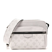 Louis Vuitton Outdoor Messenger Optic White, sac bandoulière blanc en cuir Taïga et toile Monogram avec détails argentés et poche zippée.