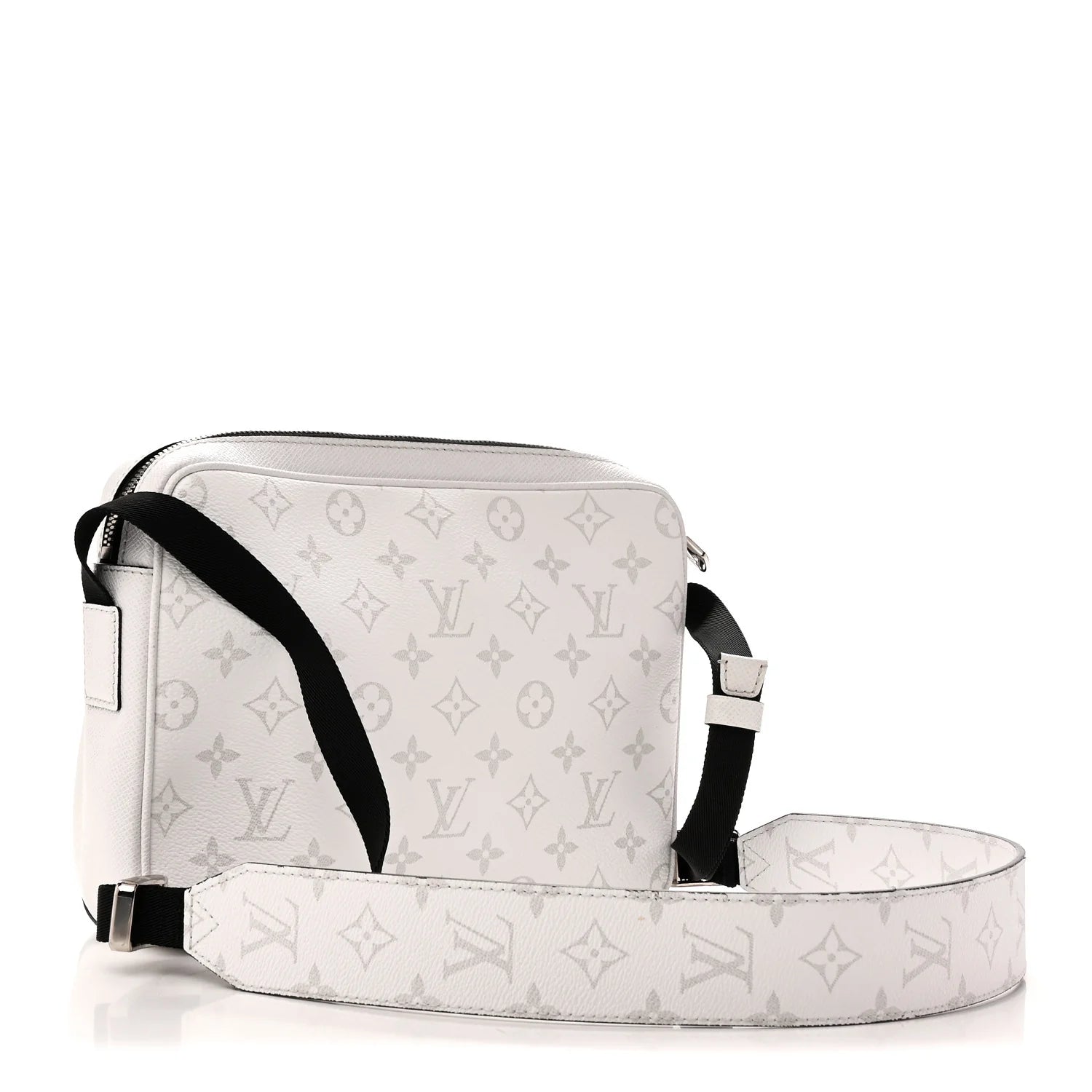 Louis Vuitton Outdoor Messenger Optic White, sac bandoulière blanc en cuir Taïga et toile Monogram avec détails argentés et poche zippée.