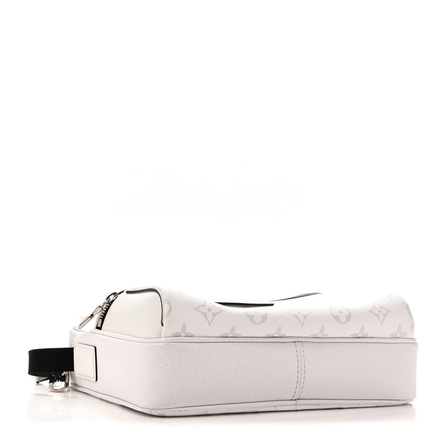 Louis Vuitton Outdoor Messenger Optic White, sac bandoulière blanc en cuir Taïga et toile Monogram avec détails argentés et poche zippée.