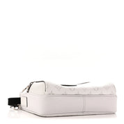 Louis Vuitton Outdoor Messenger Optic White, sac bandoulière blanc en cuir Taïga et toile Monogram avec détails argentés et poche zippée.