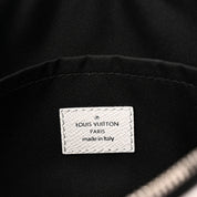 Louis Vuitton Outdoor Messenger Optic White, sac bandoulière blanc en cuir Taïga et toile Monogram avec détails argentés et poche zippée.