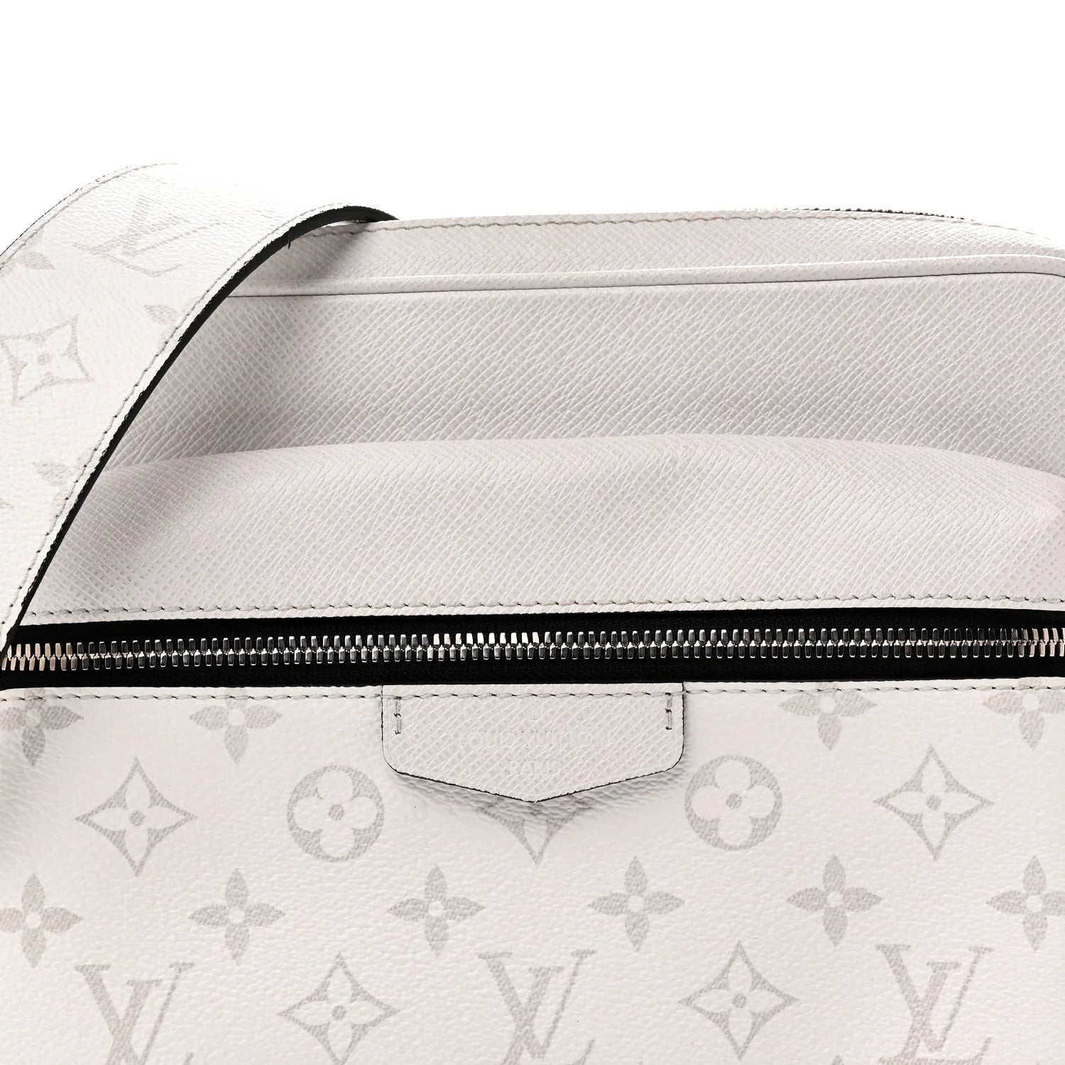 Louis Vuitton Outdoor Messenger Optic White, sac bandoulière blanc en cuir Taïga et toile Monogram avec détails argentés et poche zippée.