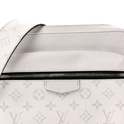 Louis Vuitton Outdoor Messenger Optic White, sac bandoulière blanc en cuir Taïga et toile Monogram avec détails argentés et poche zippée.
