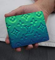 Louis Vuitton PF Slender Taurillon Illusion Blue/Green, portefeuille en cuir Taurillon bleu et vert avec motif Monogram LV embossé.
