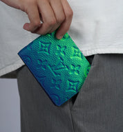 Louis Vuitton PF Slender Taurillon Illusion Blue/Green, portefeuille en cuir Taurillon bleu et vert avec motif Monogram LV embossé.