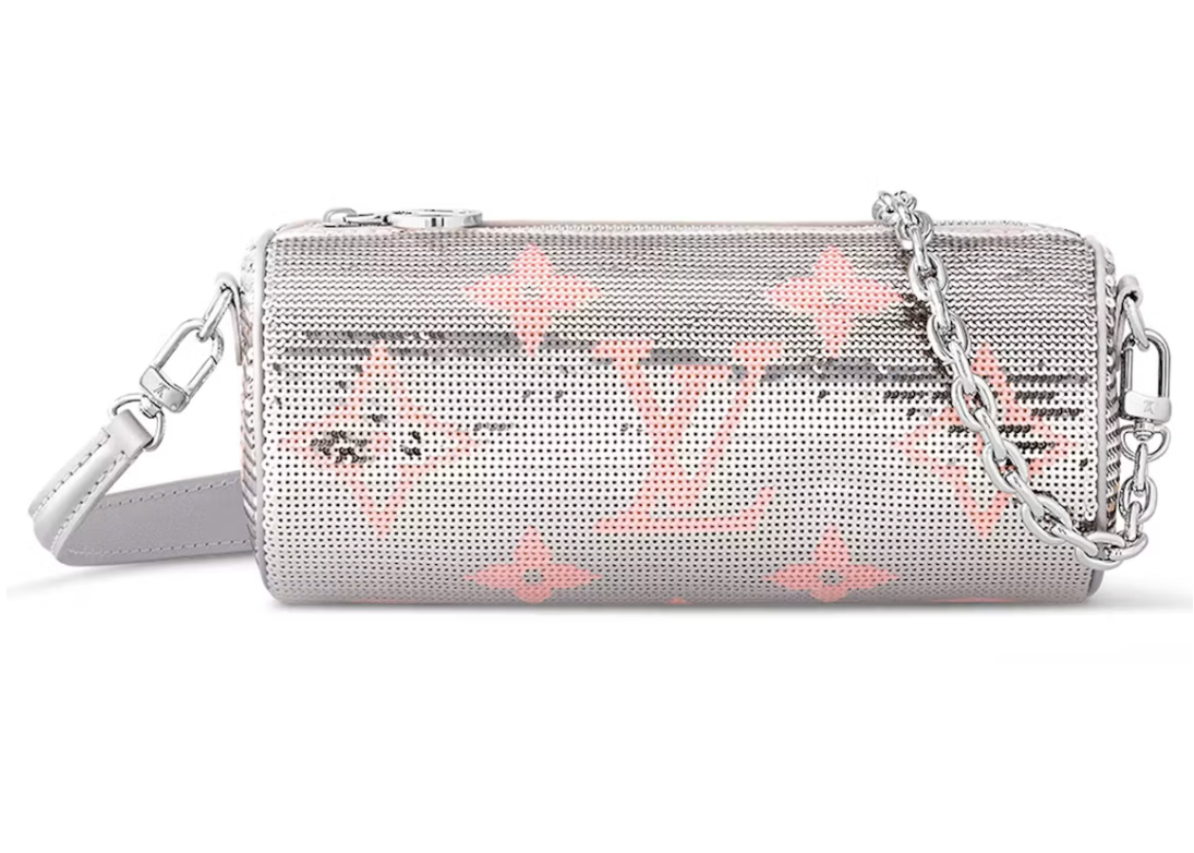 Louis Vuitton Papillon Pouch Silver Pink cylindrique en sequins argentés sur satin avec motif rose, chaîne et bandoulière amovibles.