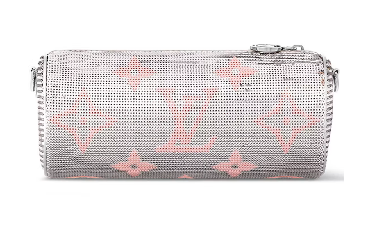 Louis Vuitton Papillon Pouch Silver Pink cylindrique en sequins argentés sur satin avec motif rose, chaîne et bandoulière amovibles.