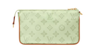 Louis Vuitton Pochette Accessories en toile Monogram brune avec garnitures en cuir naturel, chaîne dorée et bandoulière amovible.